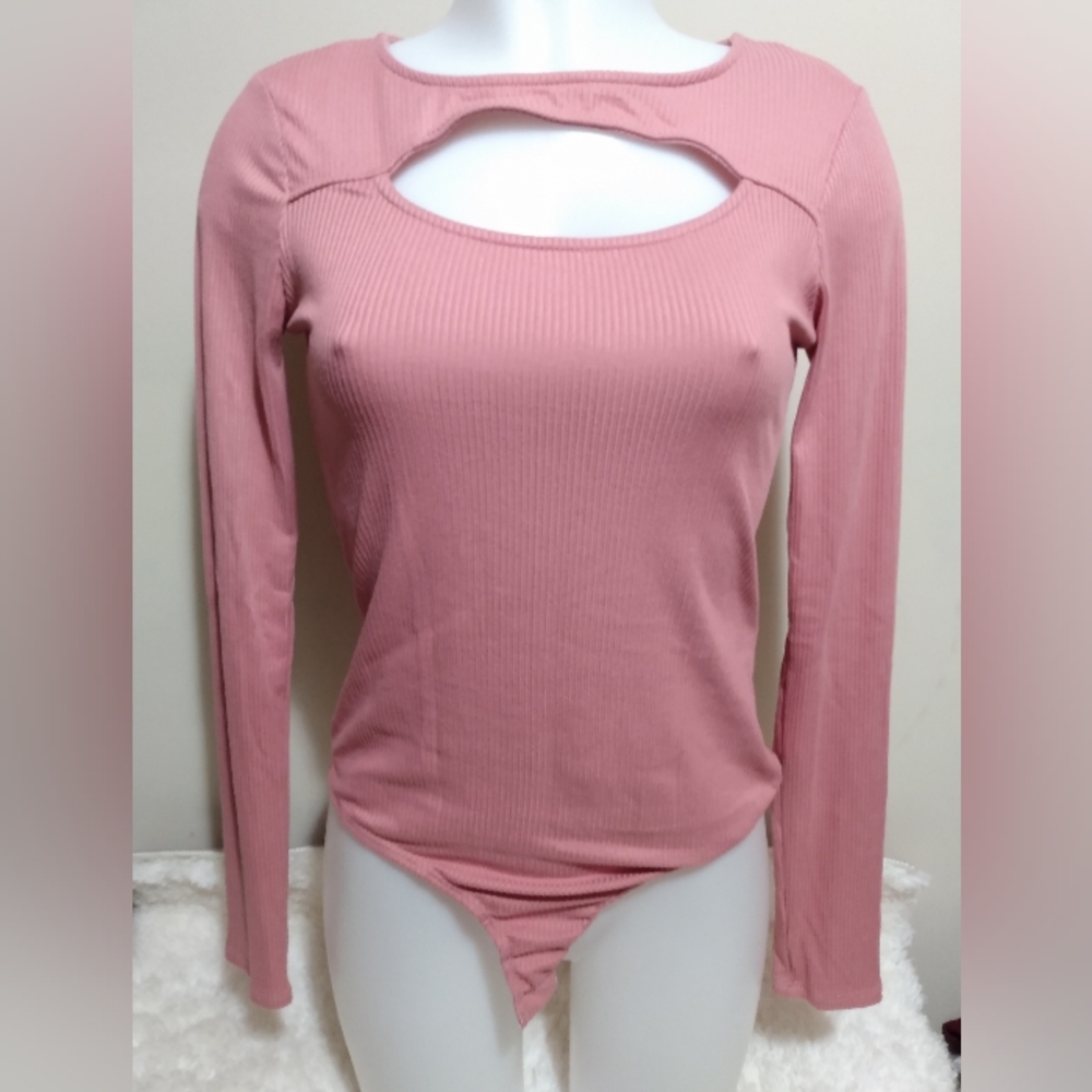 ❤️ HOST PICK ❤️ Cbrand Woman's size medium salmon colored bodysuit
